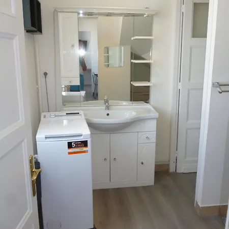 Cambuse A Au Premier Etage A 50 Metres De La *